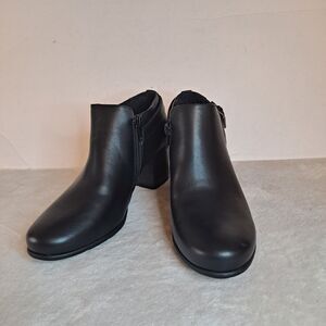 White Mountain Noah Boots Women's  7 Black Buckle Block Heel Ankle Bootie FLAW